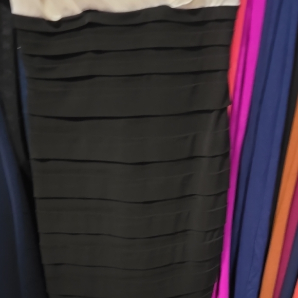 Elegant Black and White Women's Dress - Picture 4 of 4
